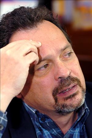 Schwartz recibe premio y prepara novela sobre la violencia en Colombia